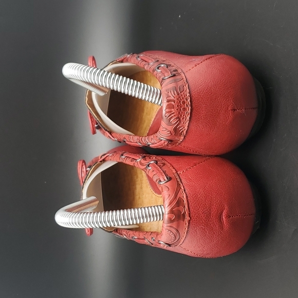 b.o.c | EUC Born Concept Red Tooled Vegan Leather Loafers Size 8 - Picture 5 of 8